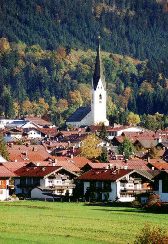Ferienwohnung Rieck in der Stützlestr. 9b Oberstdorf mit der Kirche am Marktplatz im Hintergrund